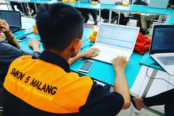 Rekayasa Perangkat Lunak SMK N 5 Malang mendapatkan program pelatihan Program SMK CODING