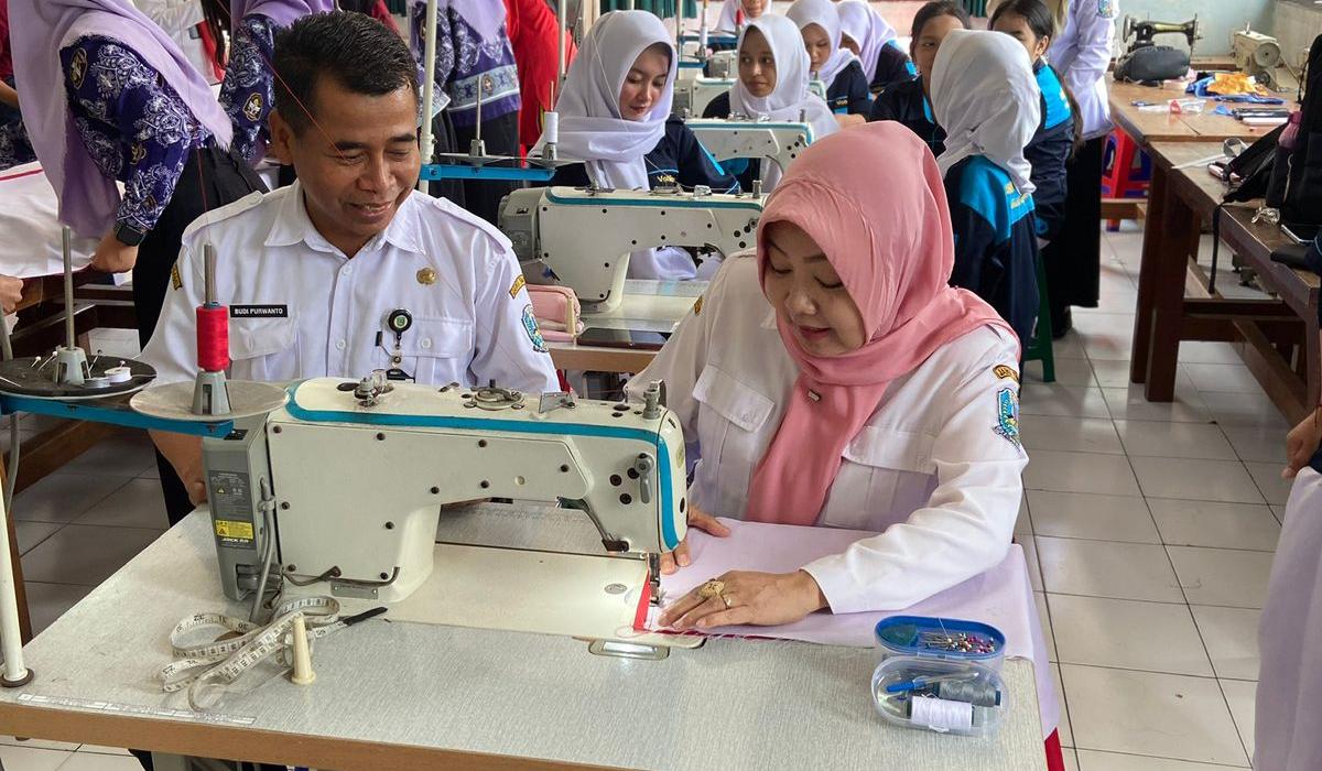 SMKN 5 Malang Ikuti Kegiatan Penjahitan Bendera Merah Putih Serentak se-Jawa Timur